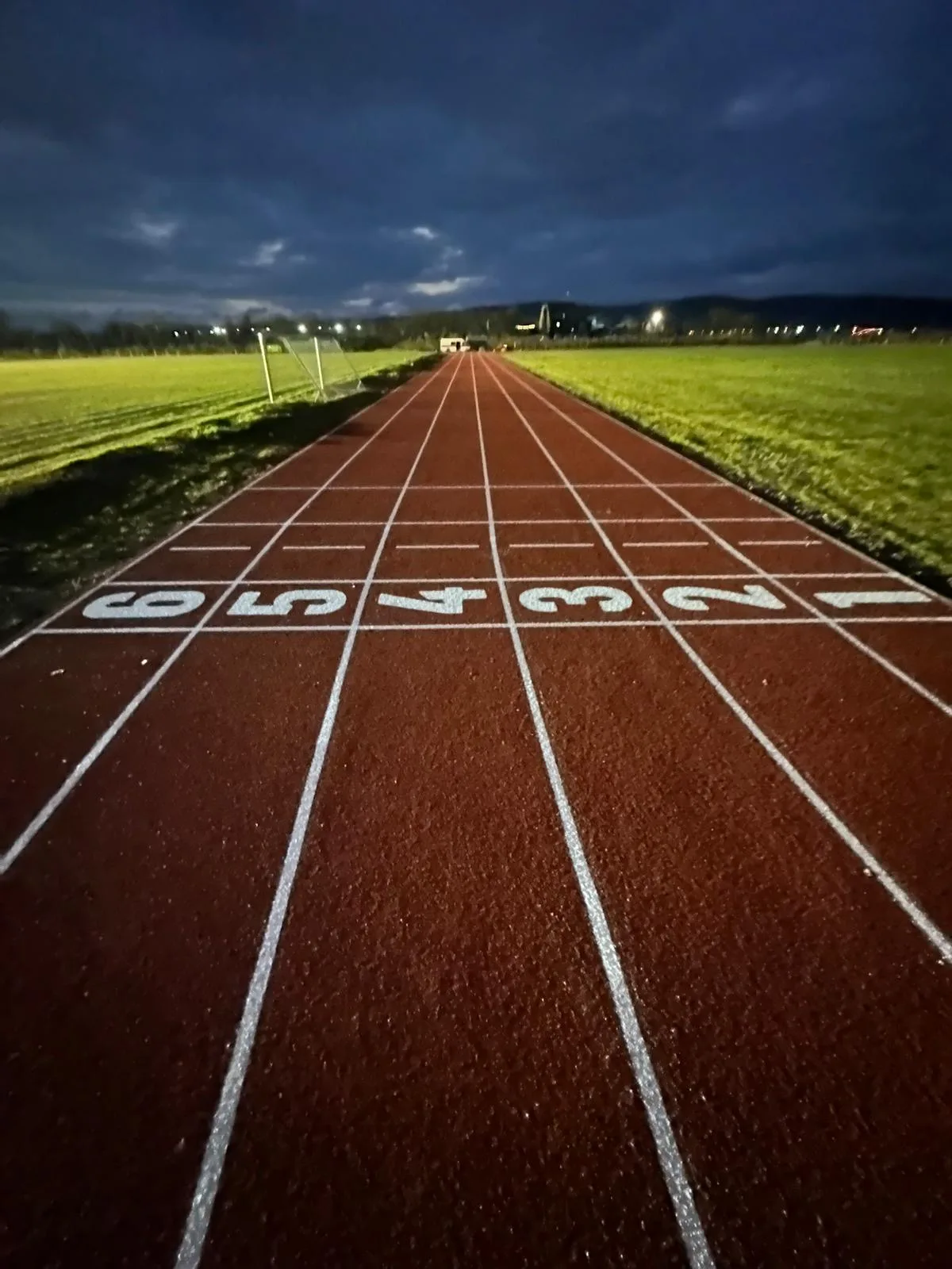 Pistă de atletism roșie cu marcaje pe culoare, executată de ATESS Project